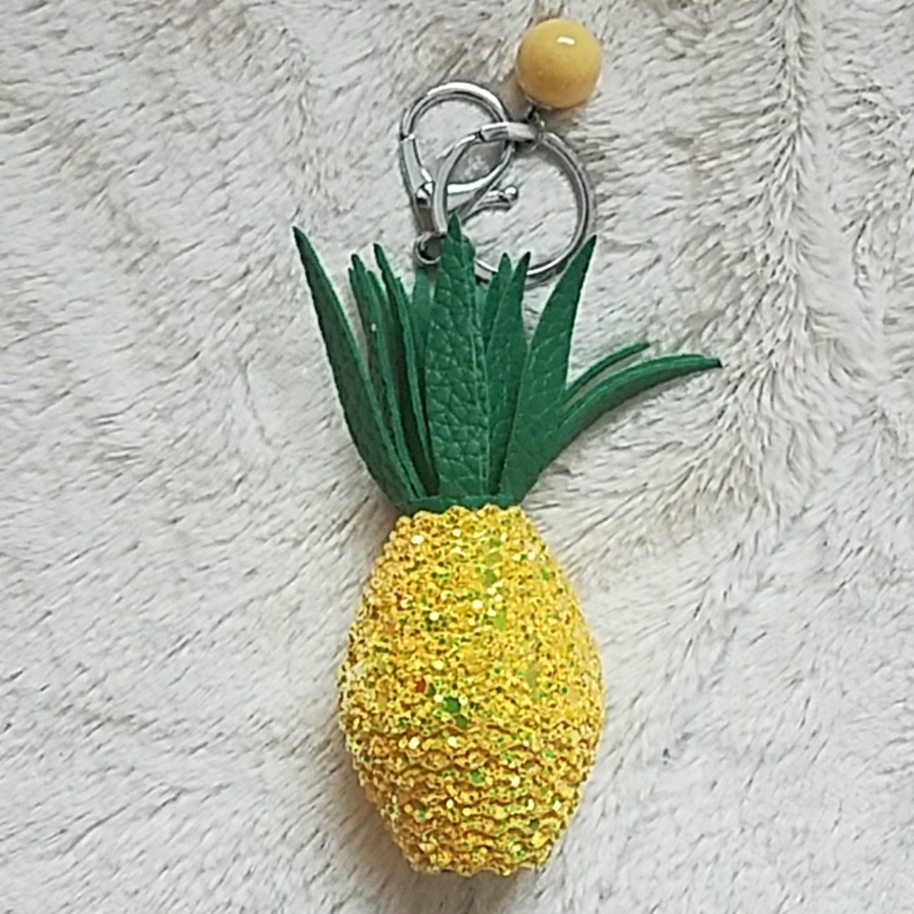 💚🍍New Sparkly Pineapple key chain🍍💛 - Picture 2 of 3